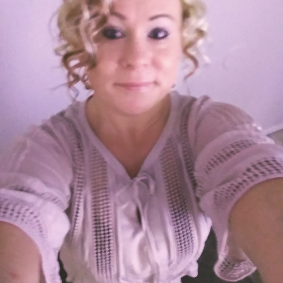 Tabitha Richards king - Poshmark Profile Picture of Tabitha Richards king (@redzkid3) on Poshmark