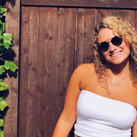 Profile Picture of Lauryn Sobasky (@laurynsobasky) on Poshmark
