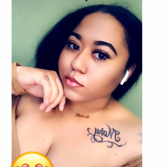 Profile Picture of Shiloeh 🍯🌻 (@leaux___) on Poshmark