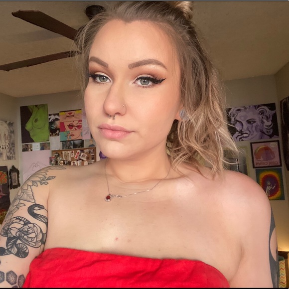 Profile Picture of Genine Steneck (@geninefae) on Poshmark