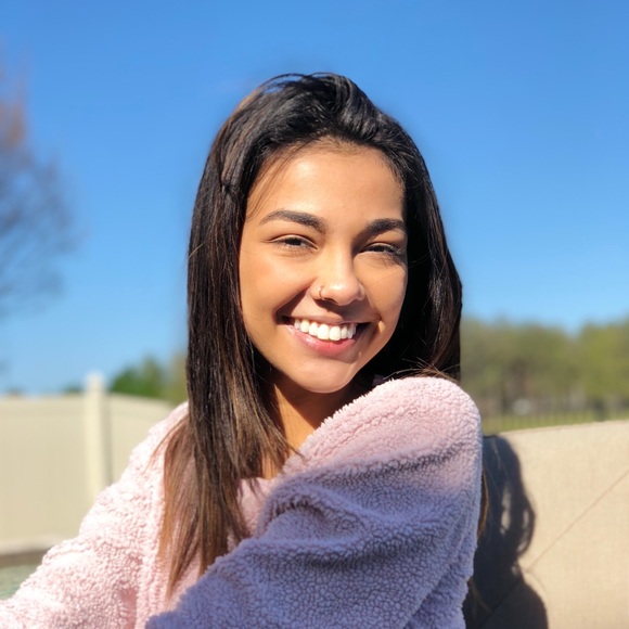 Profile Picture of Adrianna Bermudez (@issaadri) on Poshmark