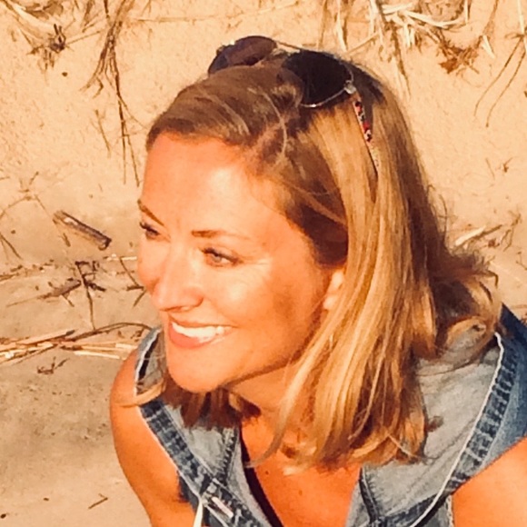 Profile Picture of Robin Neeley (@rneels) on Poshmark