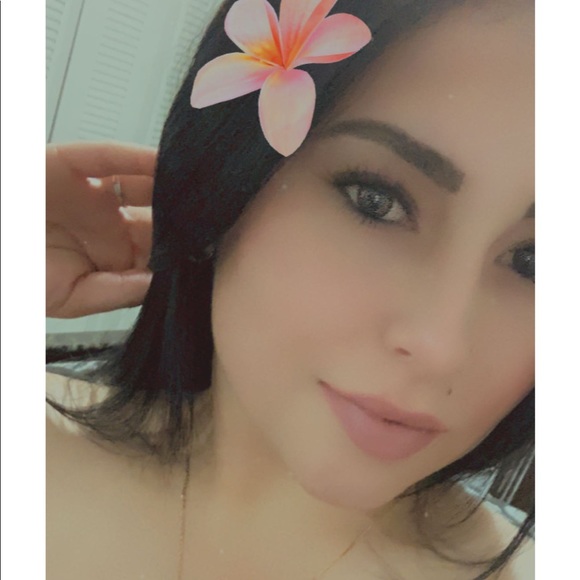 Profile Picture of Amanda Pineiro (@amanda_pineiro) on Poshmark