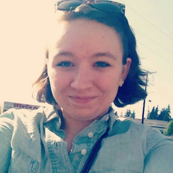 Profile Picture of Mikaela Smith (@mikaela_smith) on Poshmark