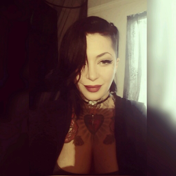 Profile Picture of Joy Sakoulas (@prettiinink) on Poshmark