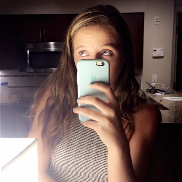 Profile Picture of Jules Symmonds (@julesmsymmonds) on Poshmark