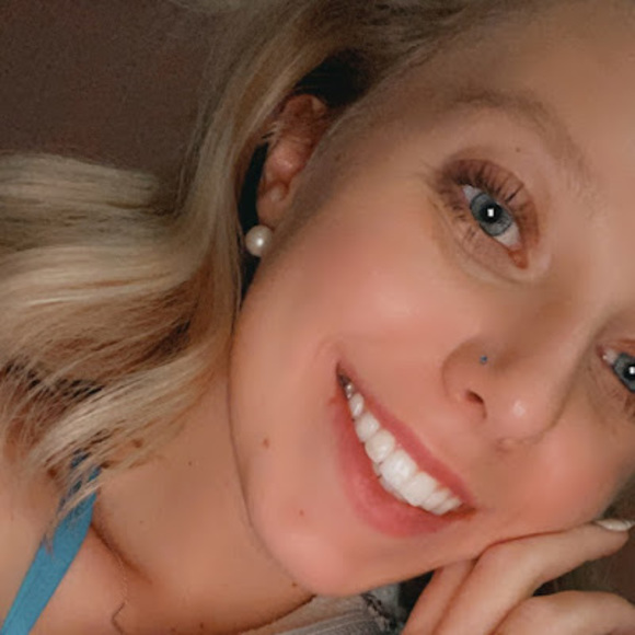 Profile Picture of Hannah Lonnen (@hlonnen) on Poshmark