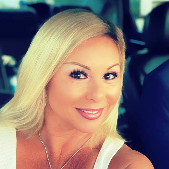 Profile Picture of Laura Vaeth (@laura_vaeth) on Poshmark