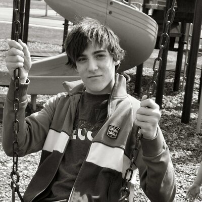 Profile Picture of Dan Simmer (@ShaxluvsGD) on Twitter