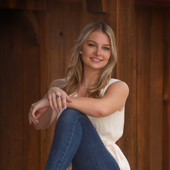 Profile Picture of Julia Warren (@juliawarr21) on Poshmark