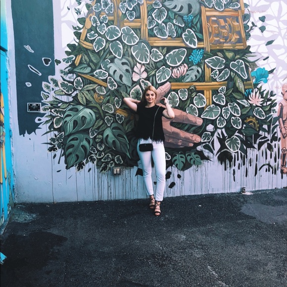 Profile Picture of Zara Galaria (@zaragalaria) on Poshmark