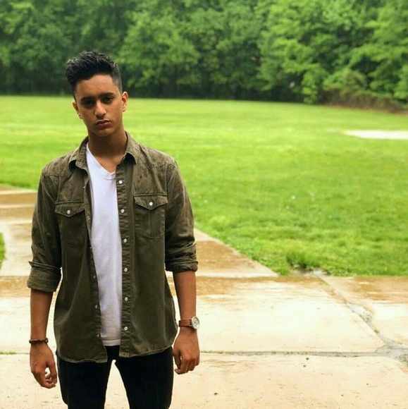 Profile Picture of Sarim Jeelani (@sarimj__) on Poshmark