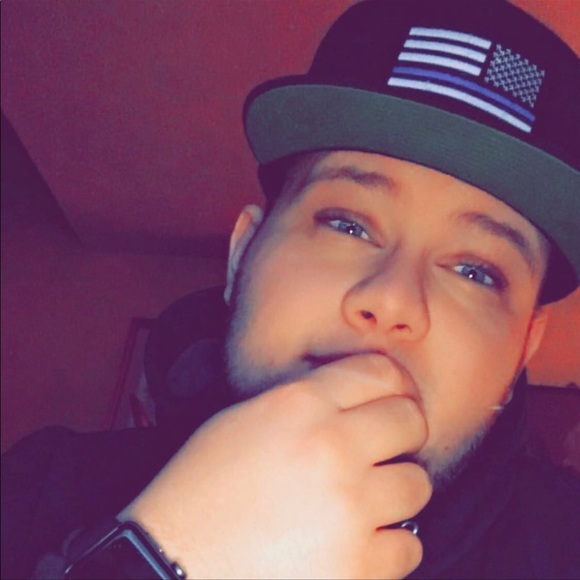 Profile Picture of Thomas Hoffman (@thomashoffma787) on Poshmark