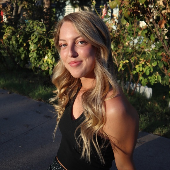 Profile Picture of Brynlie Phillips (@brynliemorgan) on Poshmark