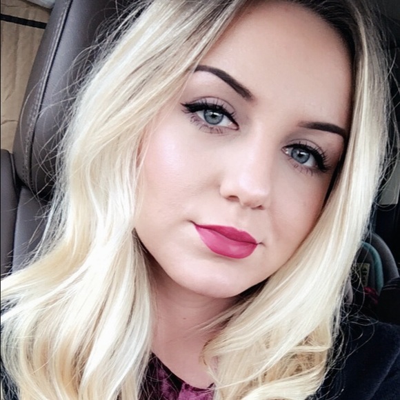 Profile Picture of Chekera Ausmys (@chelsxoxo94) on Poshmark