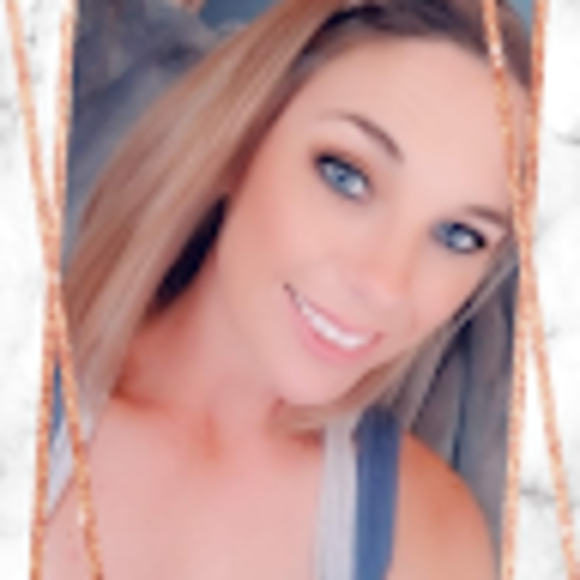 Profile Picture of Amanda Mcquinn (@amanda_mcquinn) on Poshmark