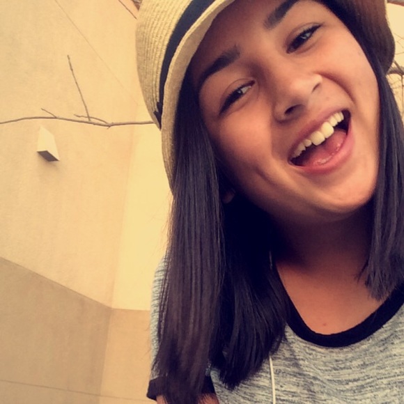 Profile Picture of Elizabeth Fillon (@queenlizzie___) on Poshmark