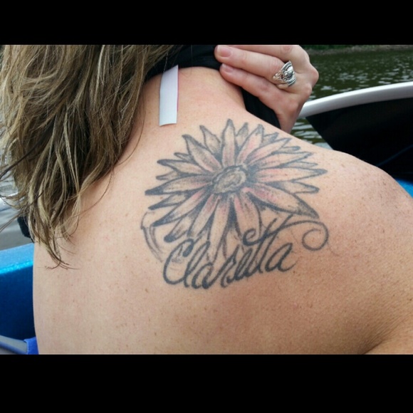 Profile Picture of Robin Hoefle (@rock1624) on Poshmark