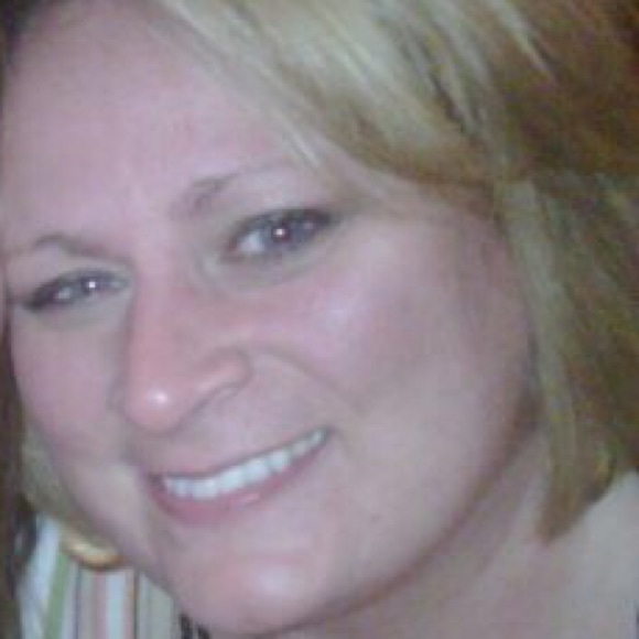 Profile Picture of Tresa Condra (@famousfoxy) on Poshmark