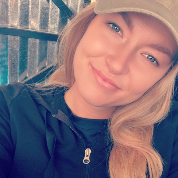 Profile Picture of Savannah Molinowski (@smolinowski) on Poshmark