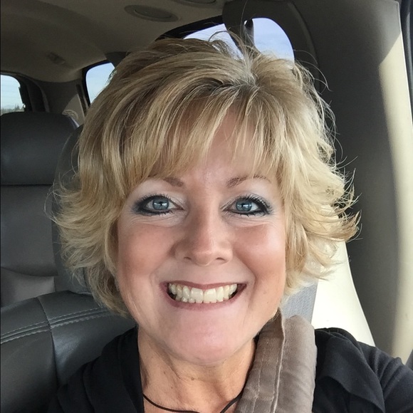 Profile Picture of Lisa Mcnamee (@lisamichele65) on Poshmark
