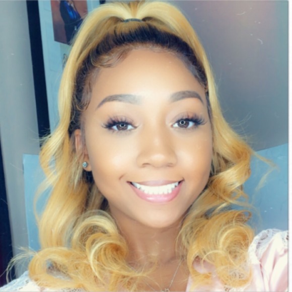 Profile Picture of Nikole Allsopp (@closetniki) on Poshmark