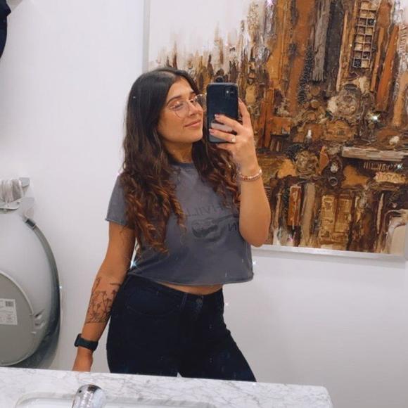 Profile Picture of Valentina Velasquez (@valevortiz_098) on Poshmark