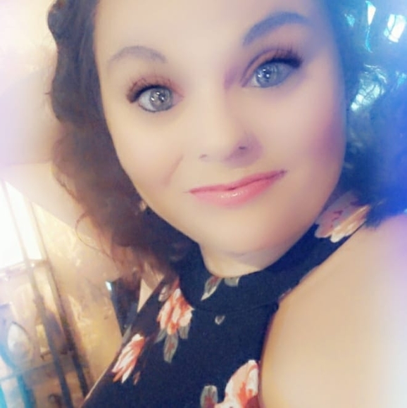 Profile Picture of Holly Johnroe (@hj821766) on Poshmark