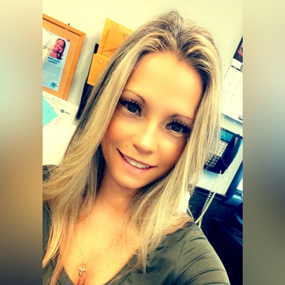 Profile Picture of Mindi Rahall (@lovemejade) on Poshmark