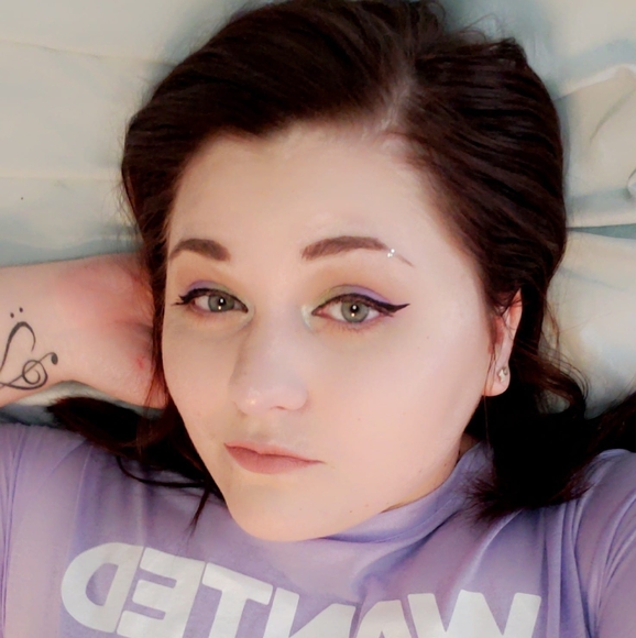 Profile Picture of Samantha Stebler (@mixey184) on Poshmark