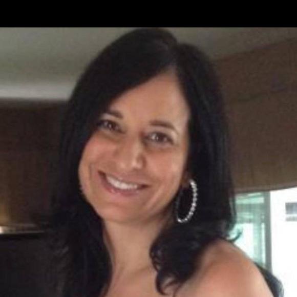 Profile Picture of Laura Litten (@laural1970) on Poshmark
