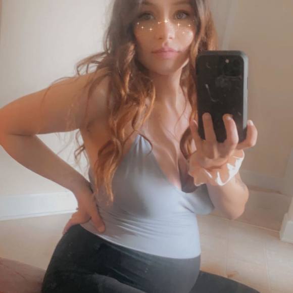 Profile Picture of Allie Zelner (@alliezelnerm) on Poshmark