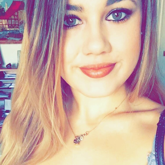 Profile Picture of Chanel Moinat (@coco121294) on Poshmark