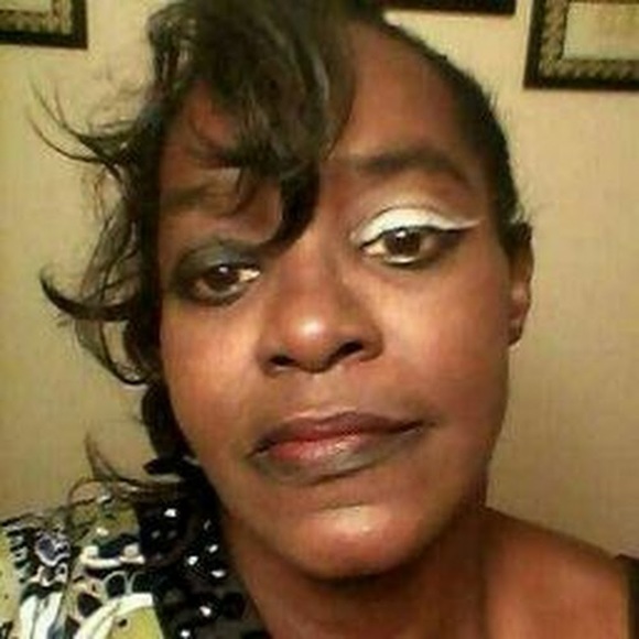 Profile Picture of Jennifer Crowell (@jennifercrowell) on Poshmark