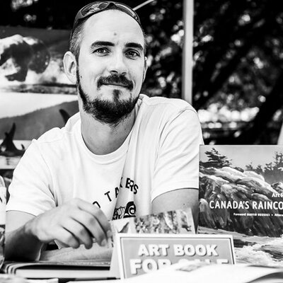 Profile Picture of Ross Dixon (@wolfnbearhugger) on Twitter