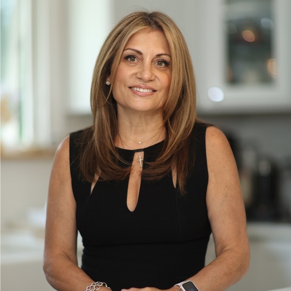 Annalisa Bossio - Poshmark Profile Picture of Annalisa Bossio (@icansell) on Poshmark