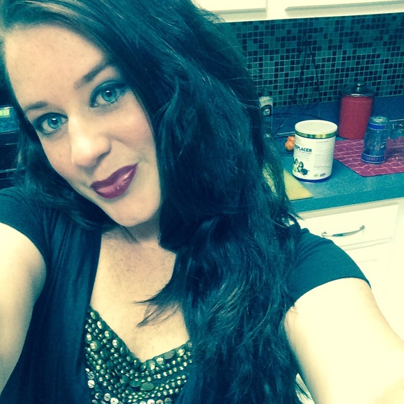 Profile Picture of Holly Biles (@foxygurl29) on Poshmark