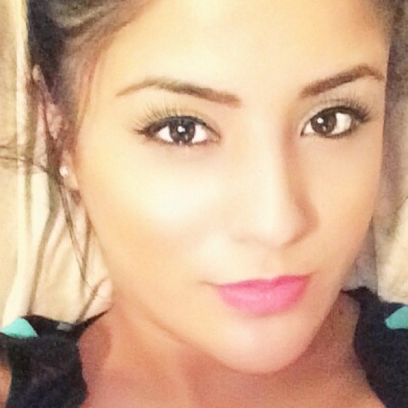 Profile Picture of Clara Gonzalez (@claragonz) on Poshmark