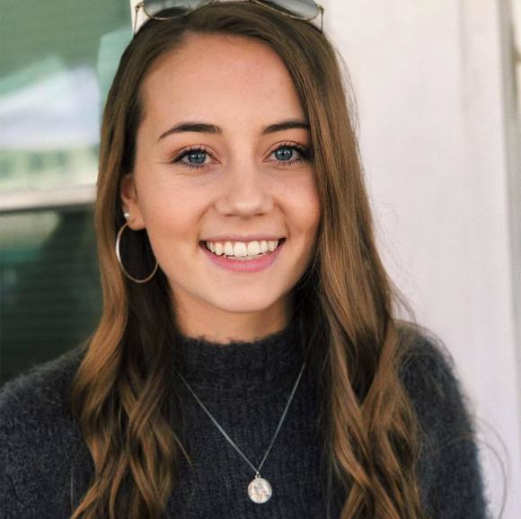 Profile Picture of Sydney Zarrilli (@sydneyzarrilli) on Poshmark