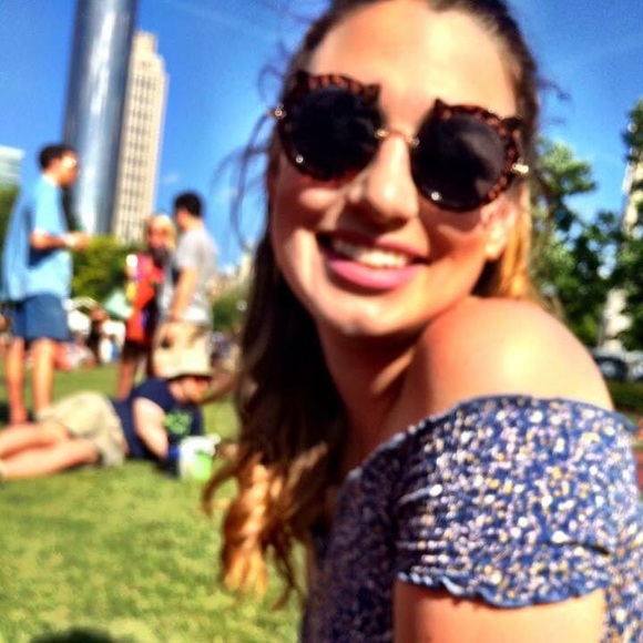 Profile Picture of Christine Hoglander (@christineh88) on Poshmark