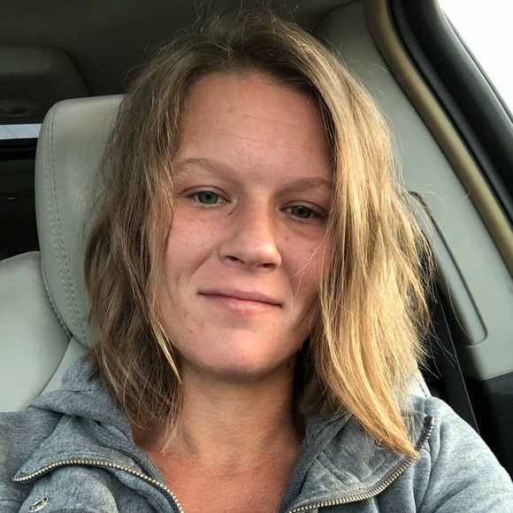Profile Picture of Amber Learn (@alearn358) on Poshmark