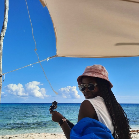 Profile Picture of Maya Fields (@maya_n15) on Poshmark