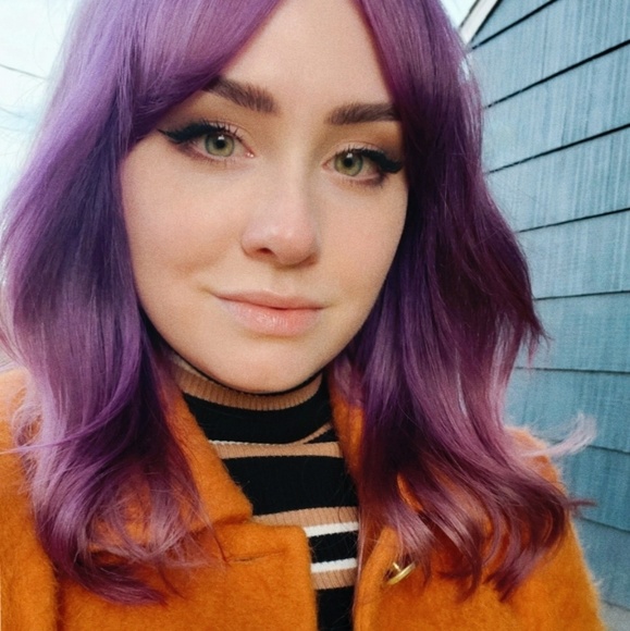 Profile Picture of Gwen Machan (@gwensday_addams) on Poshmark