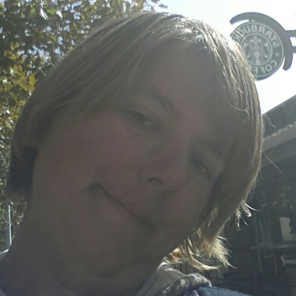 Profile Picture of Alison Scherbenske (@fashionedretro) on Poshmark