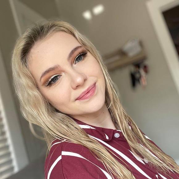 Profile Picture of Cassandra Brown (@zcassie) on Poshmark