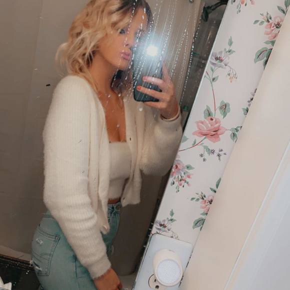 Profile Picture of Julia Luzik (@julialuzik) on Poshmark