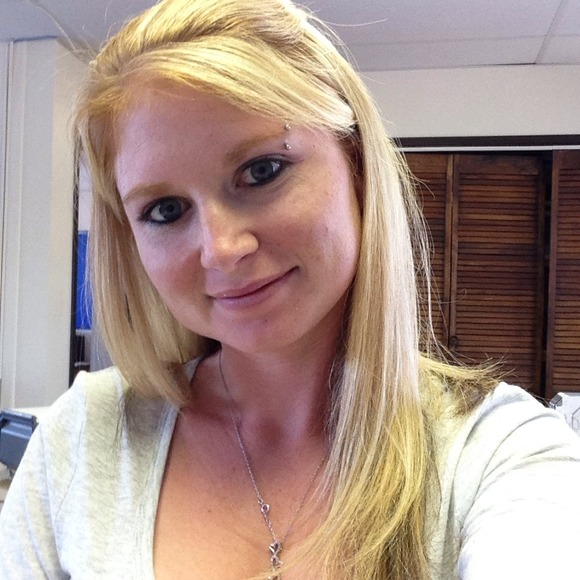 Profile Picture of Amanda Longe (@pinklady3810) on Poshmark