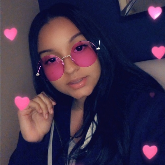 Profile Picture of Jennifer Hidalgo (@jenniferhidalgo) on Poshmark