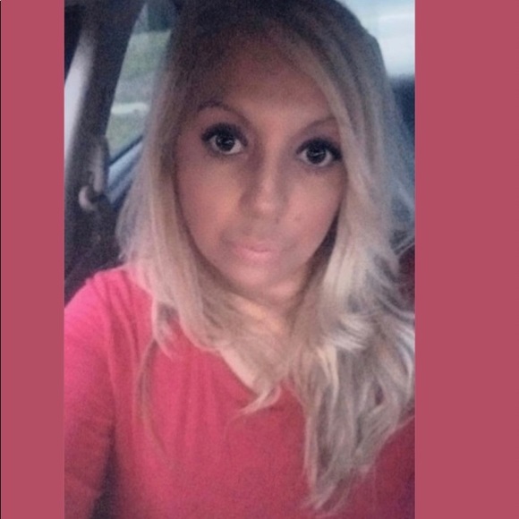 Profile Picture of Isabel Gibbs (@isabelgibbs) on Poshmark