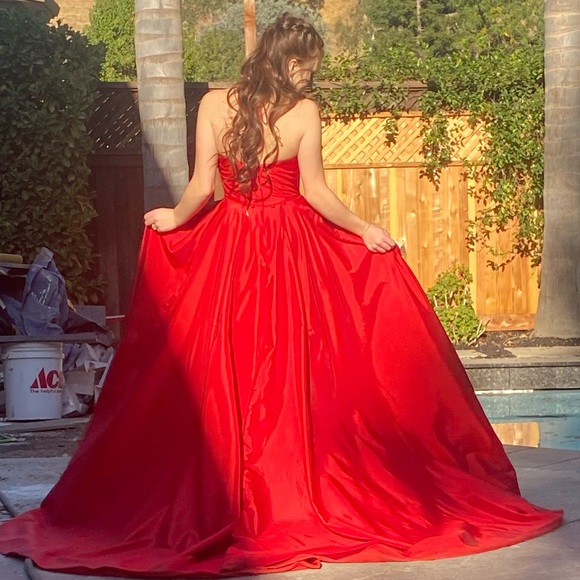 Profile Picture of Kylee Cabral (@kyleecabral) on Poshmark